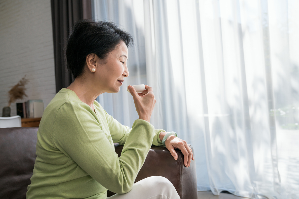 一个老年女人在喝茶