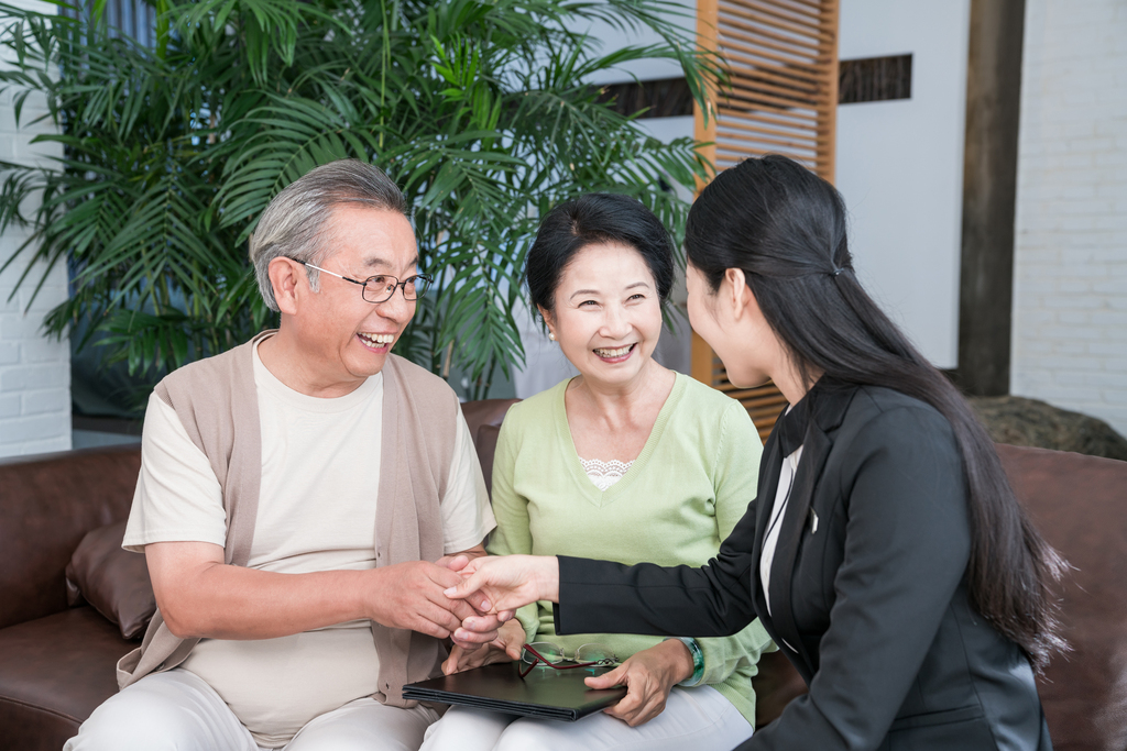 年轻女子向一对老夫妻介绍产品