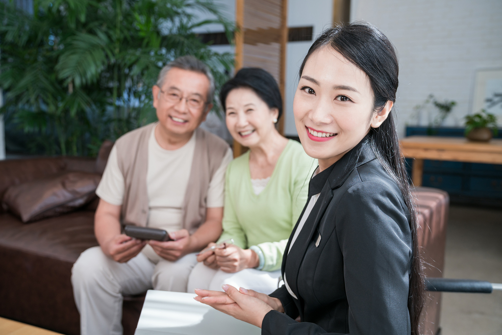 年轻女子向一对老夫妻介绍产品