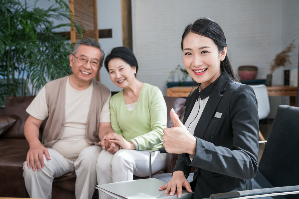 年轻女子向一对老夫妻介绍产品图片