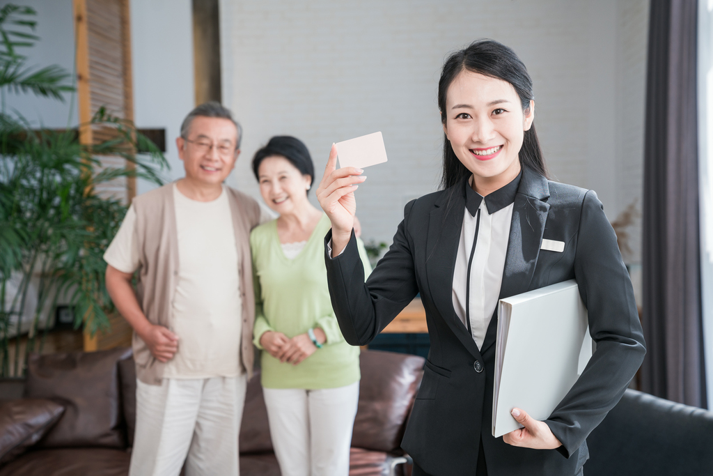 年轻女子向一对老夫妻介绍产品