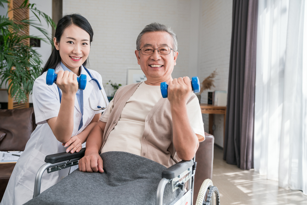 年轻的女医生在给老人做康复图片