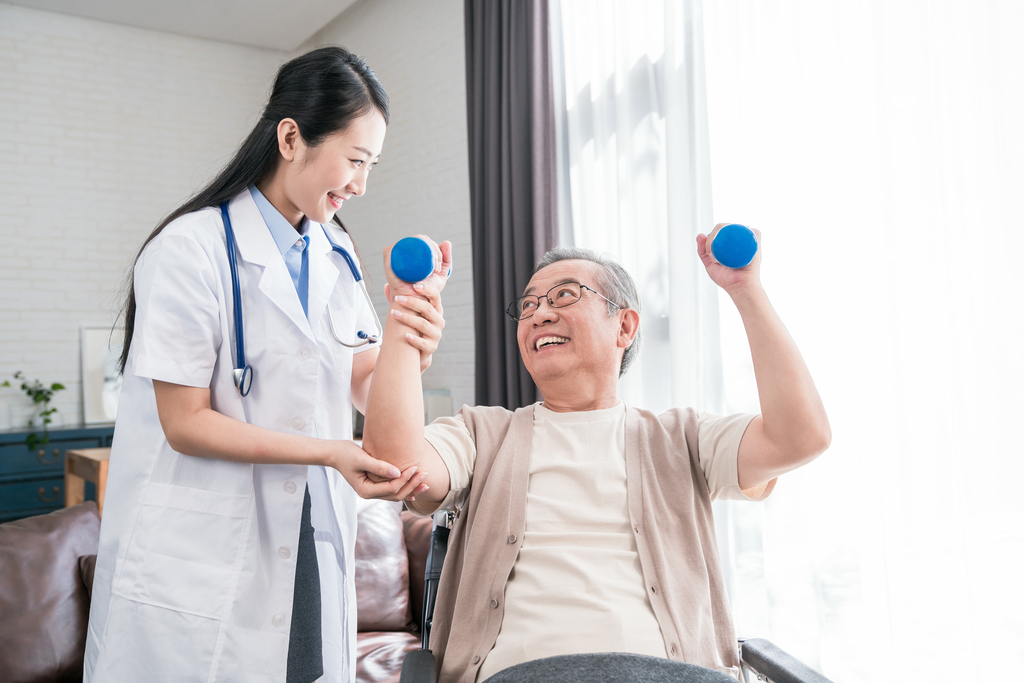 年轻的女医生在给老人做康复图片