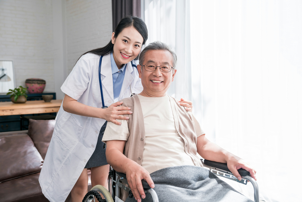 年轻的女医生在给老人做康复图片