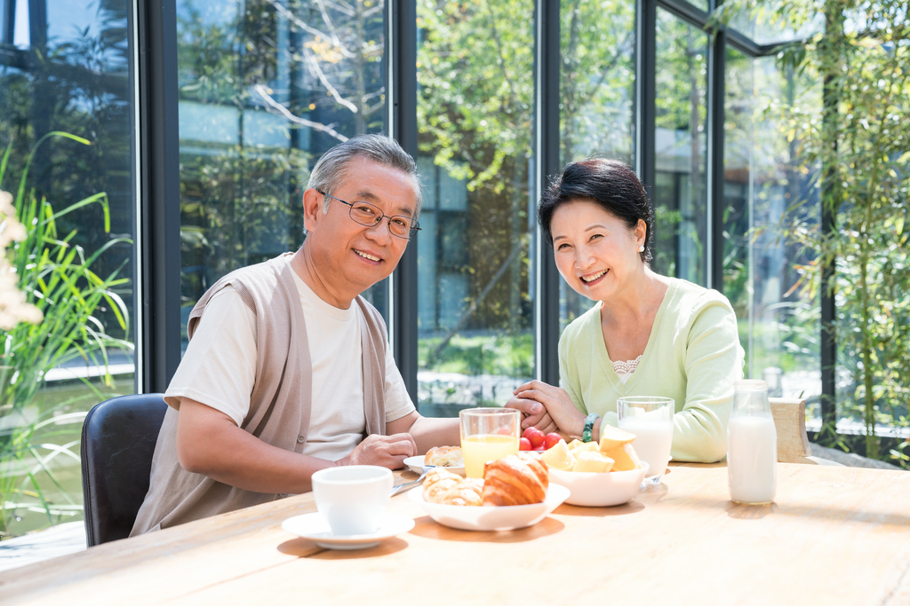 一对老夫妻在吃早餐图片