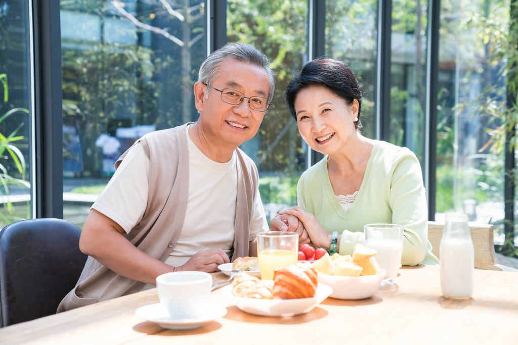 一对老夫妻在吃早餐图片