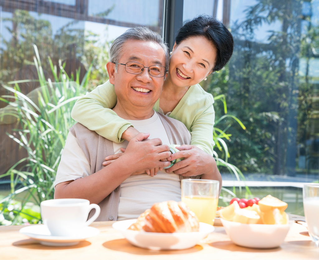 一对老夫妻在吃早餐