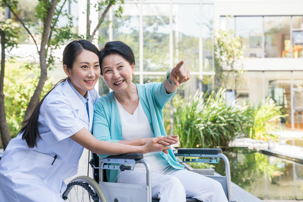 一个年轻女医生给一个老年人康复图片