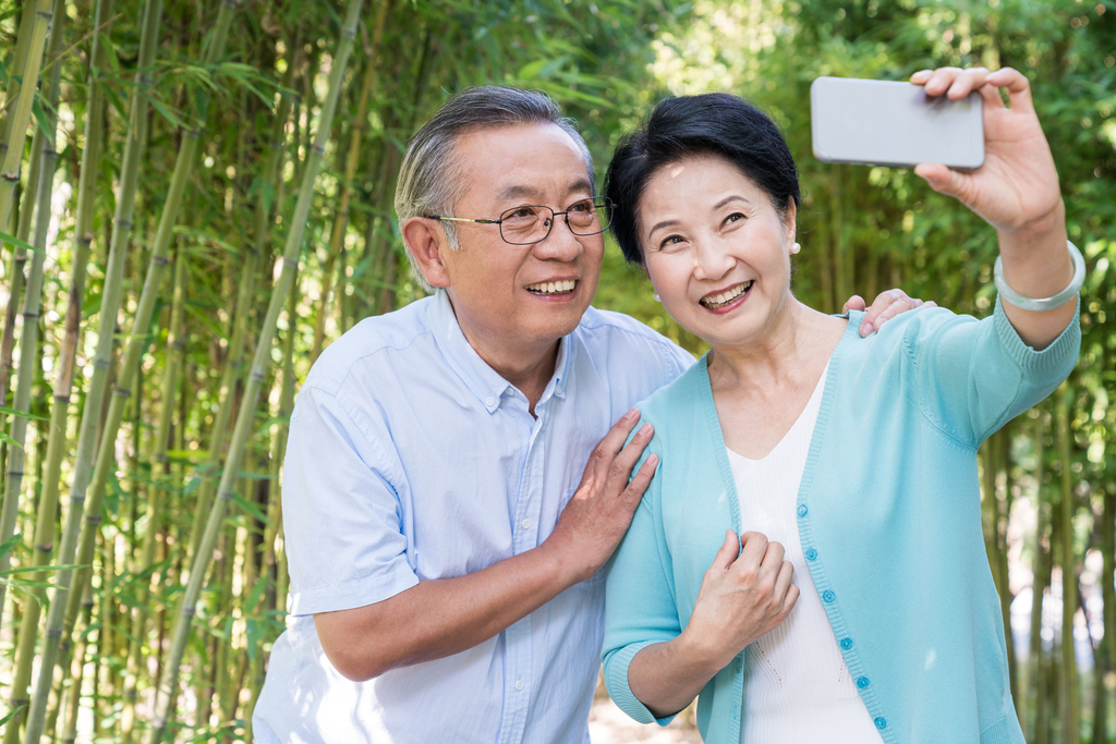 一对老夫妻在竹林散步