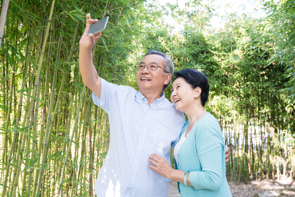 一对老夫妻在竹林散步