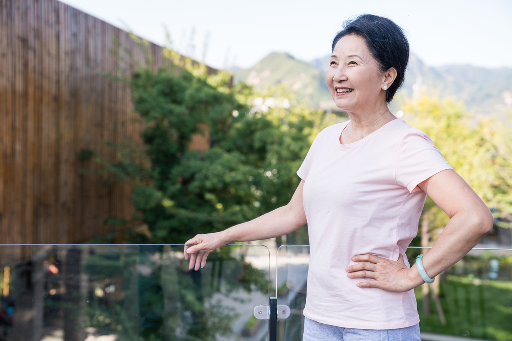 一个老年女人图片