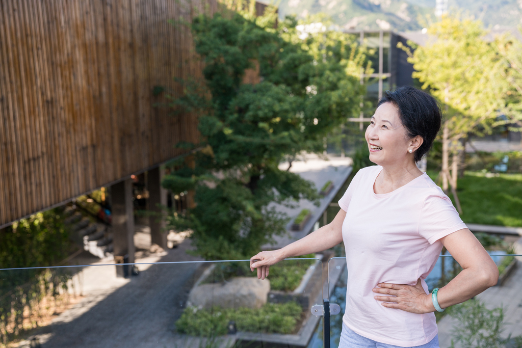 一个老年女人图片