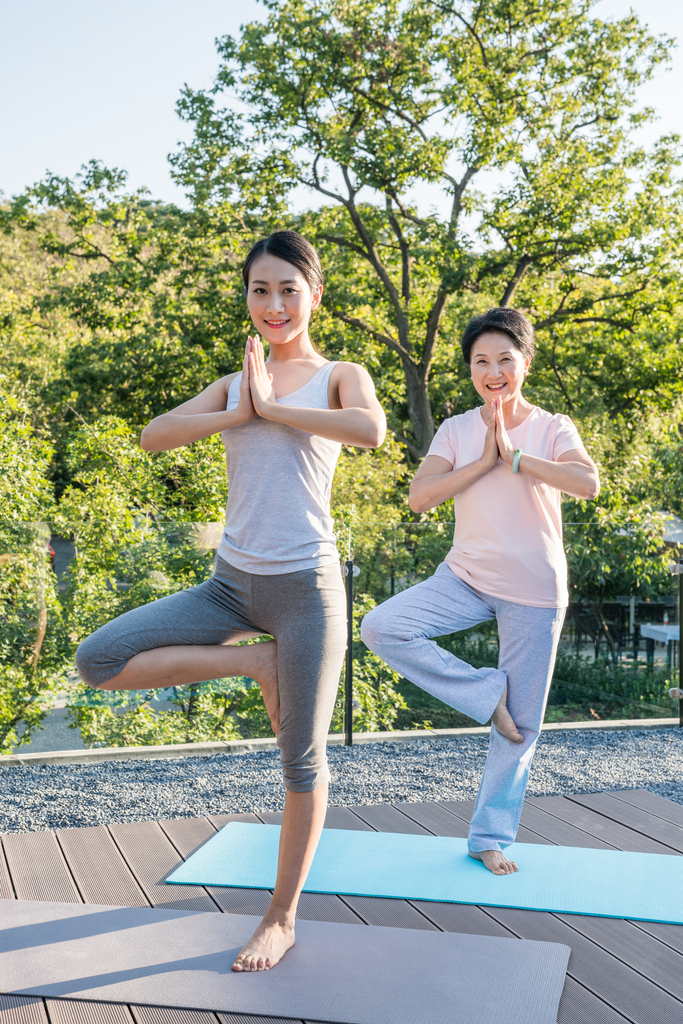 一个年轻女人在指导一个老年人锻炼身体