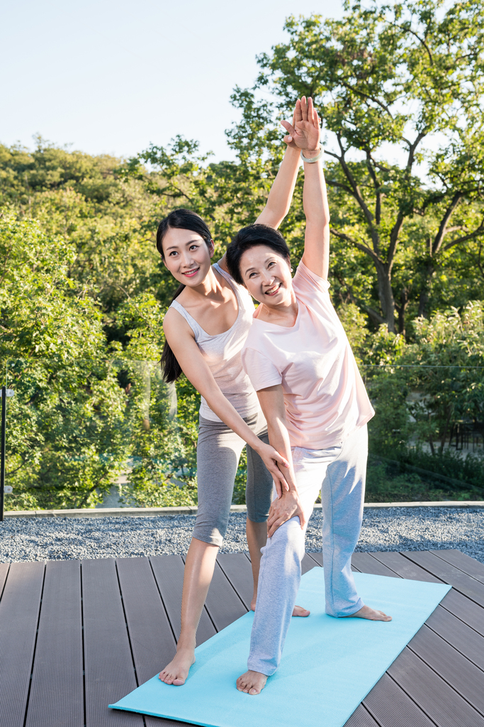 一个年轻女人在指导一个老年人锻炼身体图片