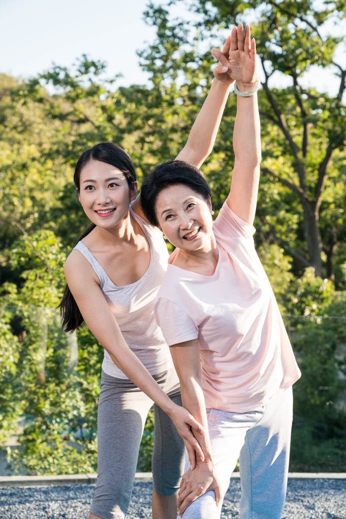 一个年轻女人在指导一个老年人锻炼身体图片