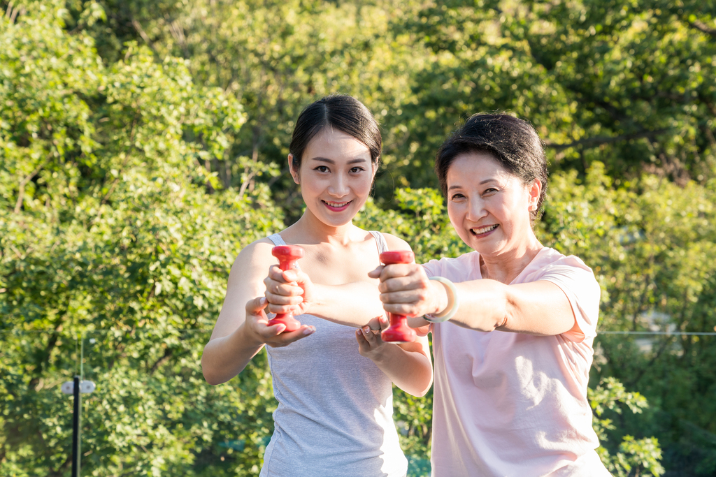 一个年轻女人在指导一个老年人锻炼身体图片