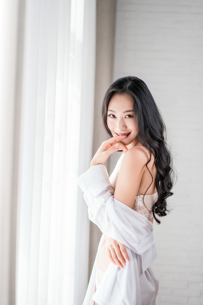 漂亮的年轻女子图片