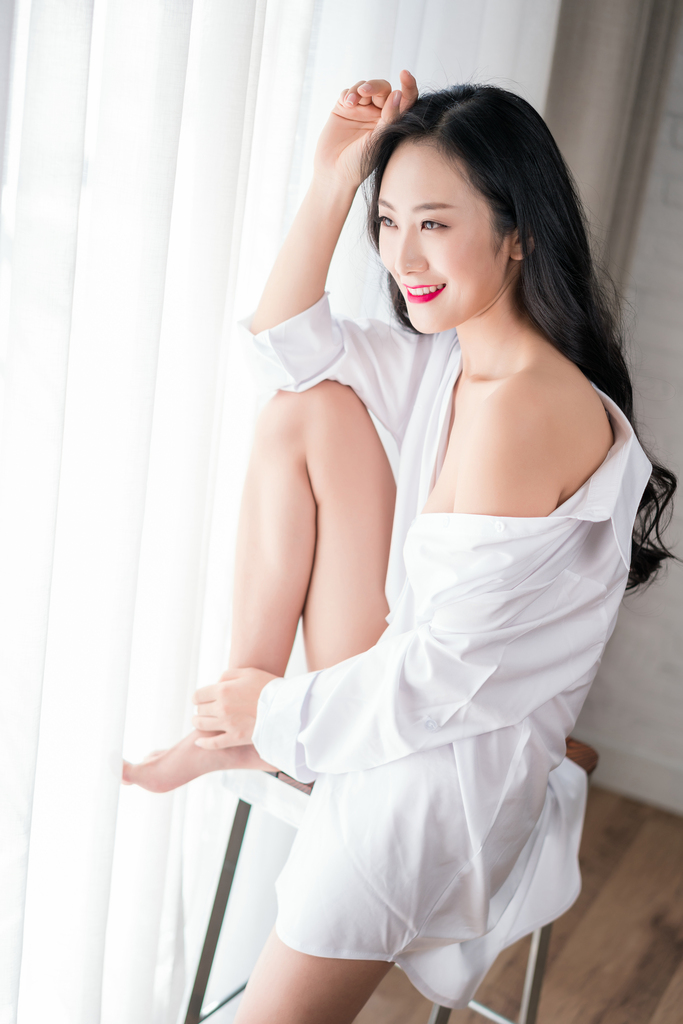 漂亮的年轻女子图片