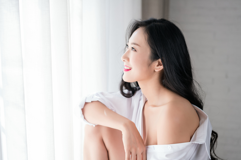 漂亮的年轻女子图片