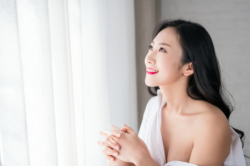 漂亮的年轻女子图片