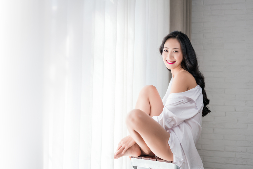 漂亮的年轻女子图片