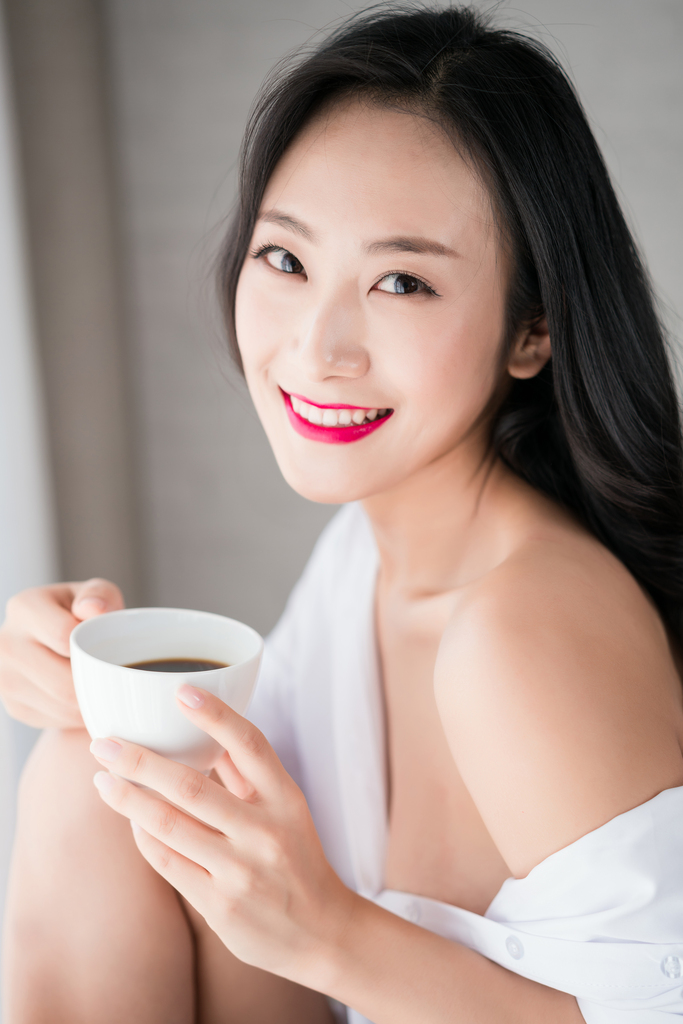 漂亮的年轻女子图片