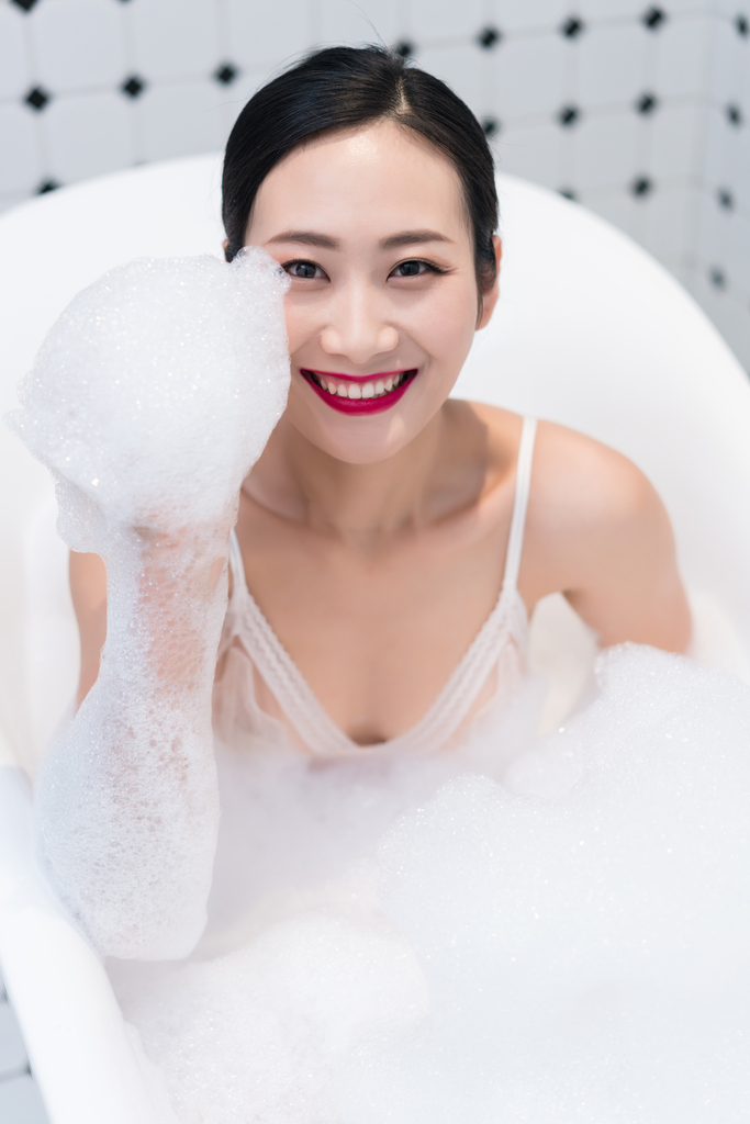漂亮的年轻女子图片