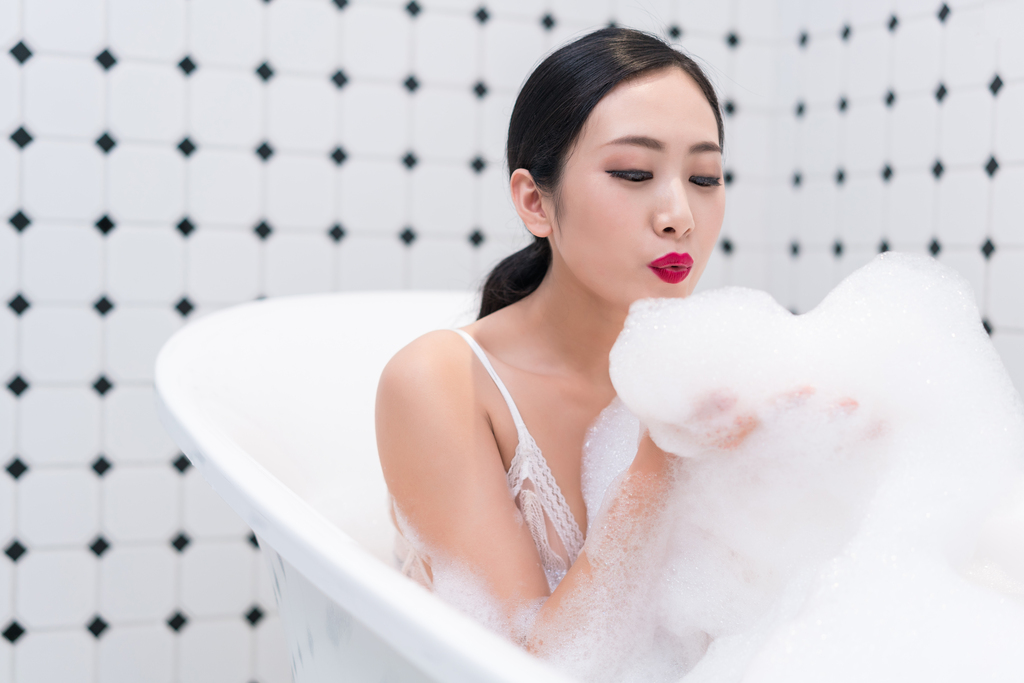 漂亮的年轻女子图片