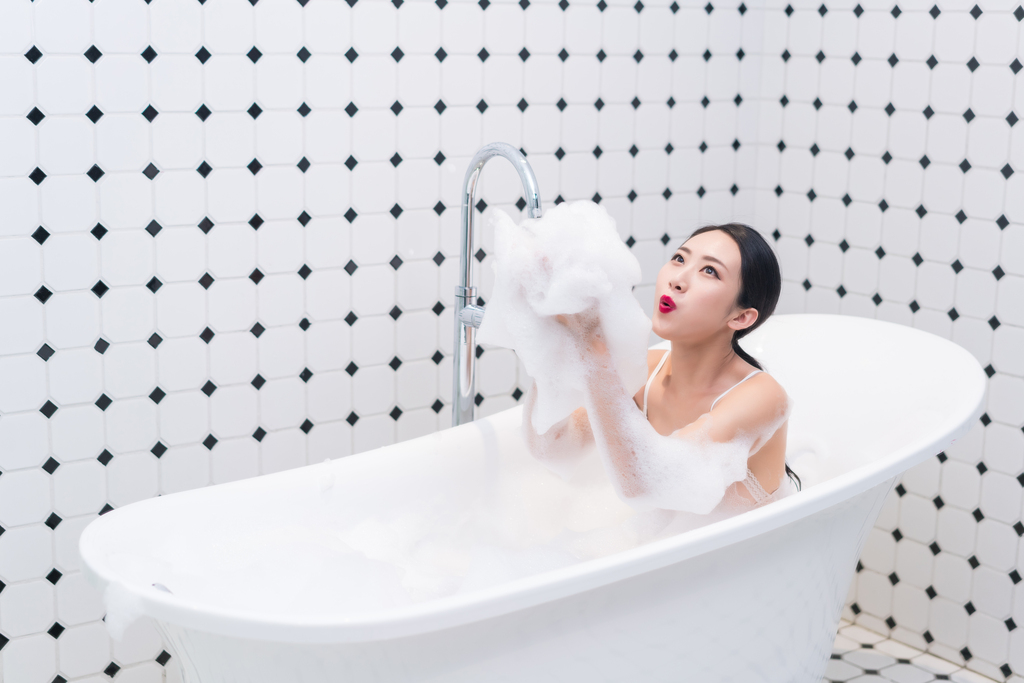 漂亮的年轻女子图片