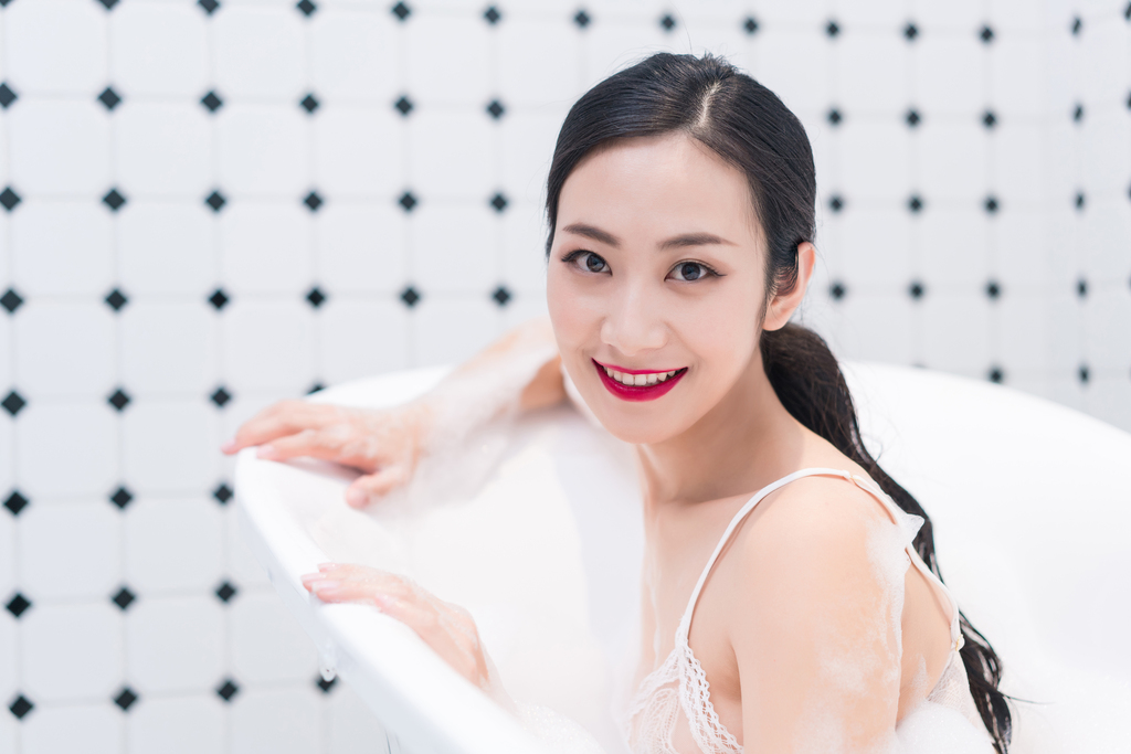 漂亮的年轻女子图片