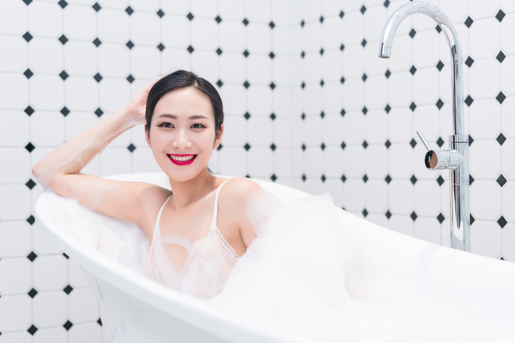 漂亮的年轻女子图片