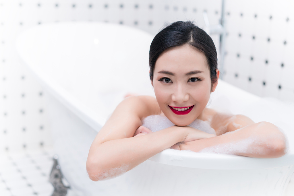 漂亮的年轻女子图片