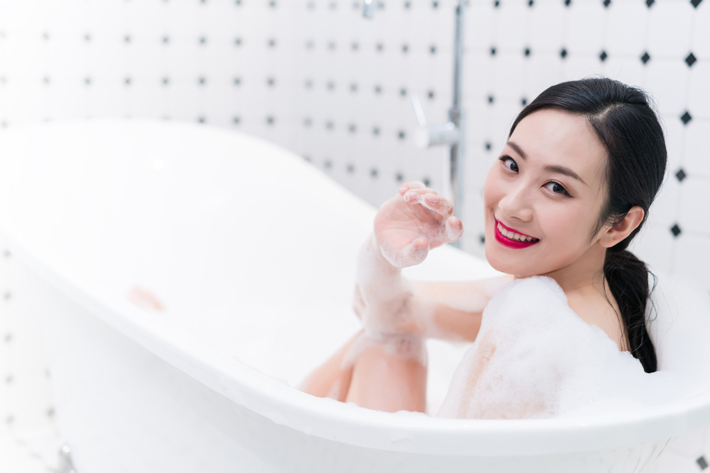 漂亮的年轻女子图片
