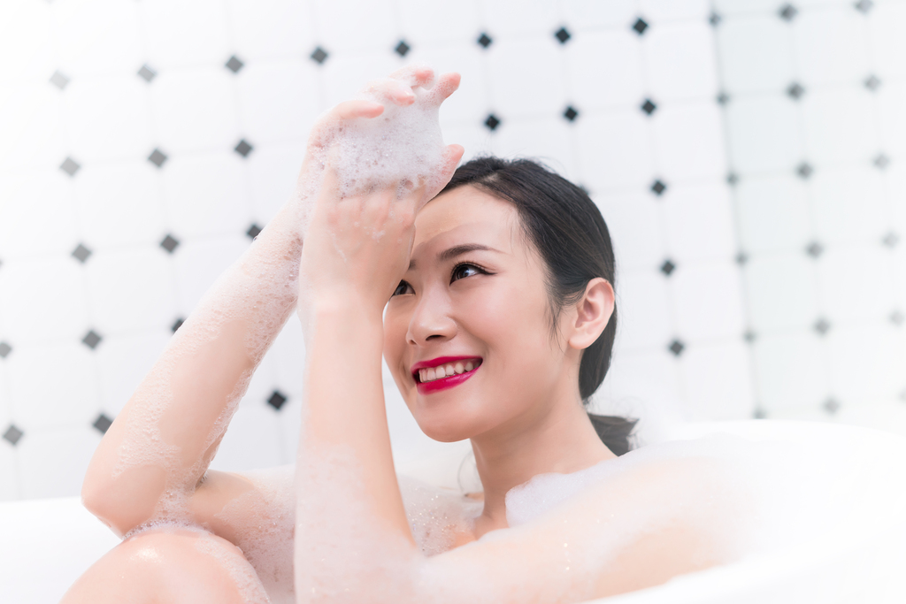 漂亮的年轻女子图片