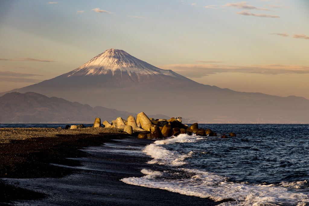 日本三保松原远眺富士山图片