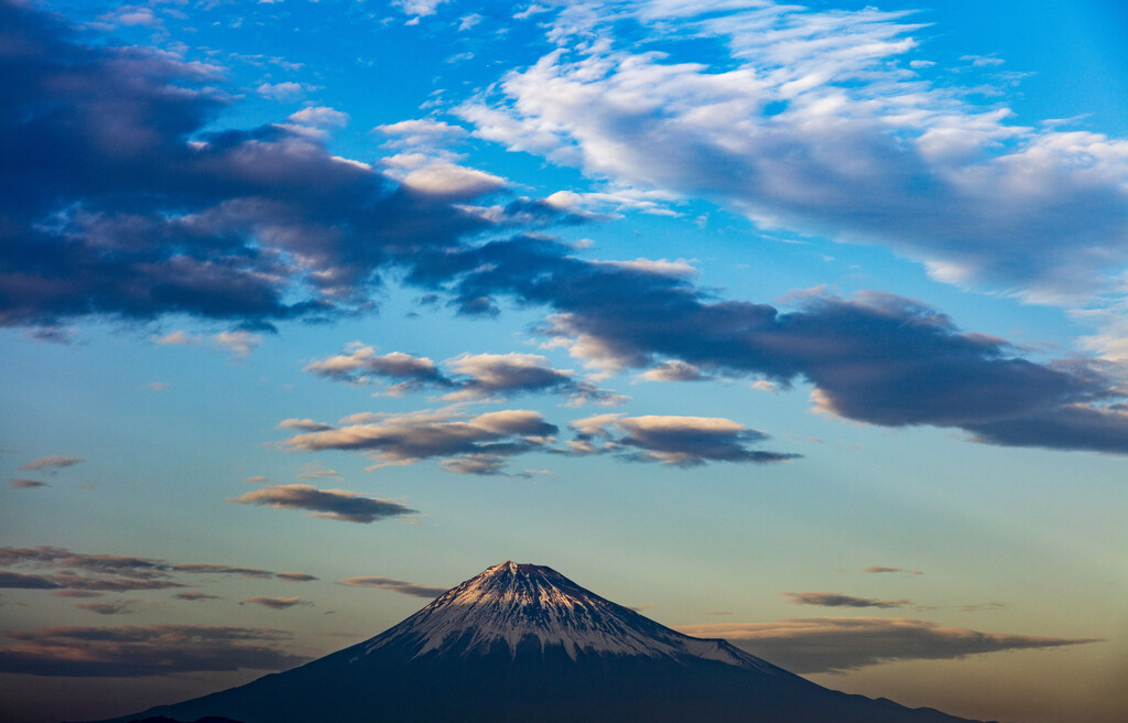 日本三保松原远眺富士山图片