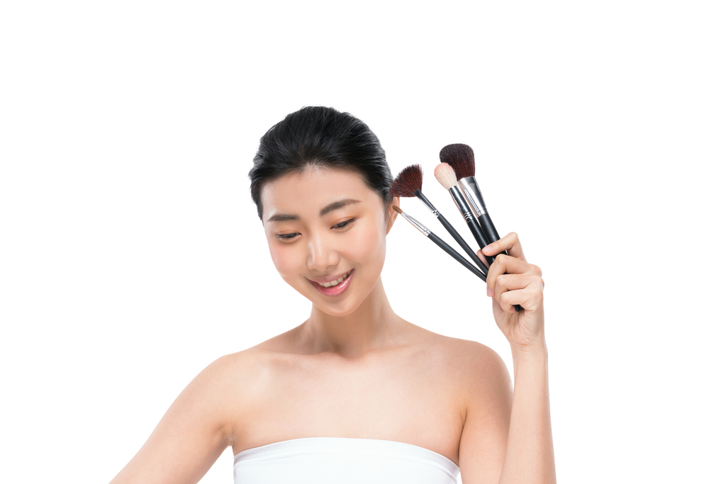 美女手拿化妆刷图片