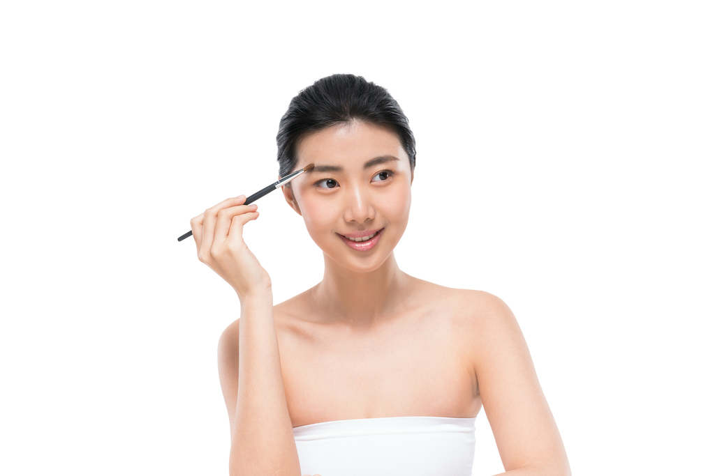 美女手拿化妆刷图片
