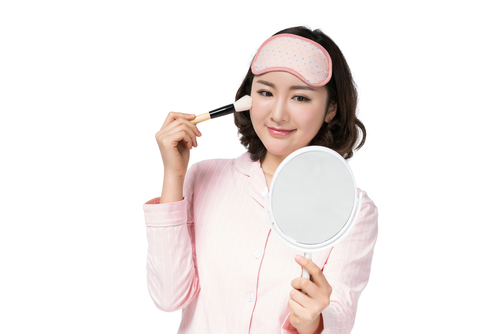 穿着睡衣的年轻女子在化妆图片