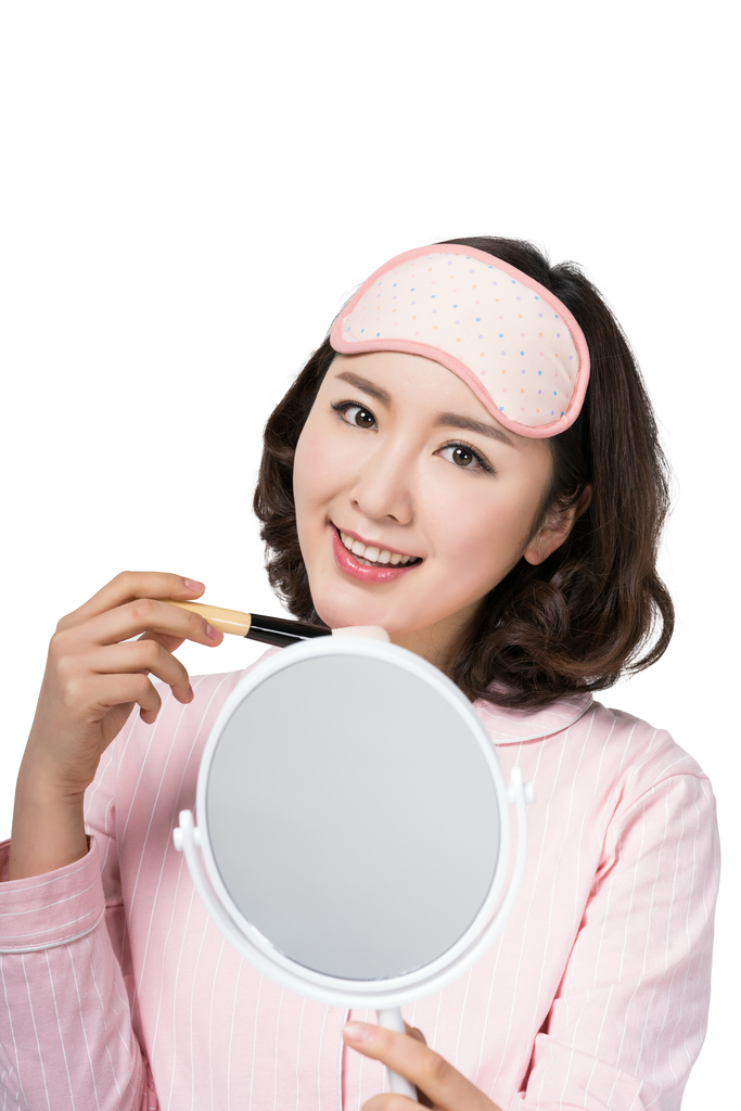 穿着睡衣的年轻女子在化妆图片