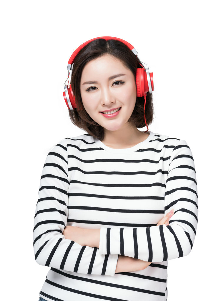 年轻女子戴着耳机