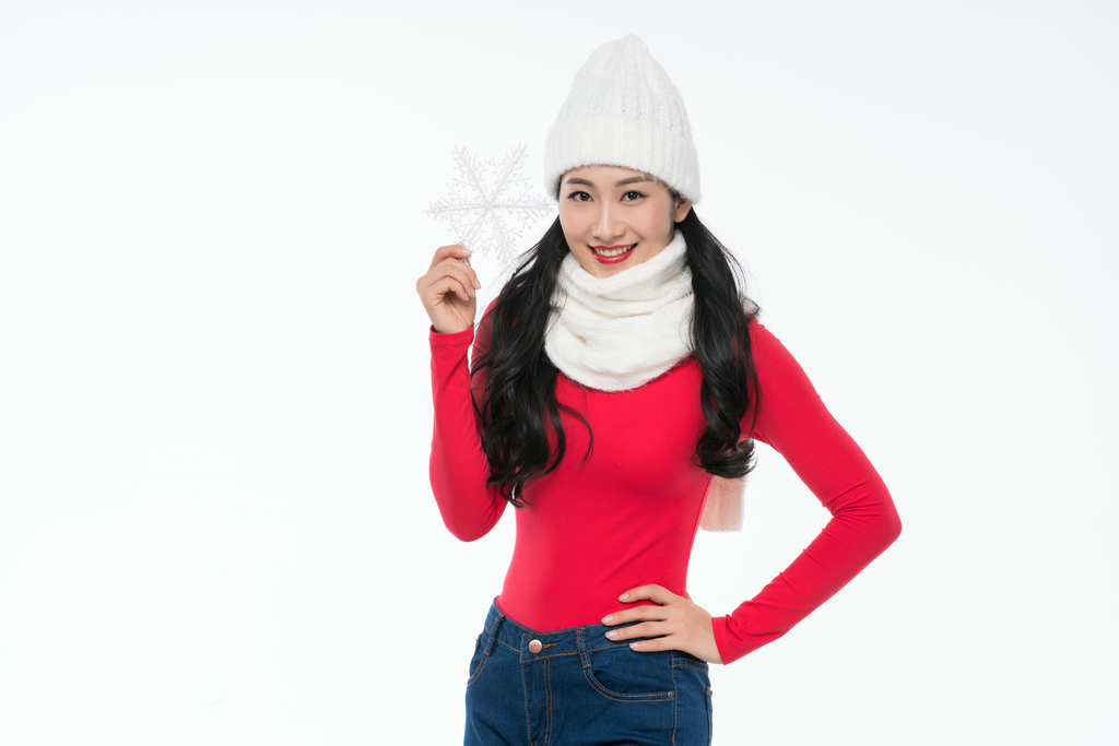 年轻女子拿着雪花道具