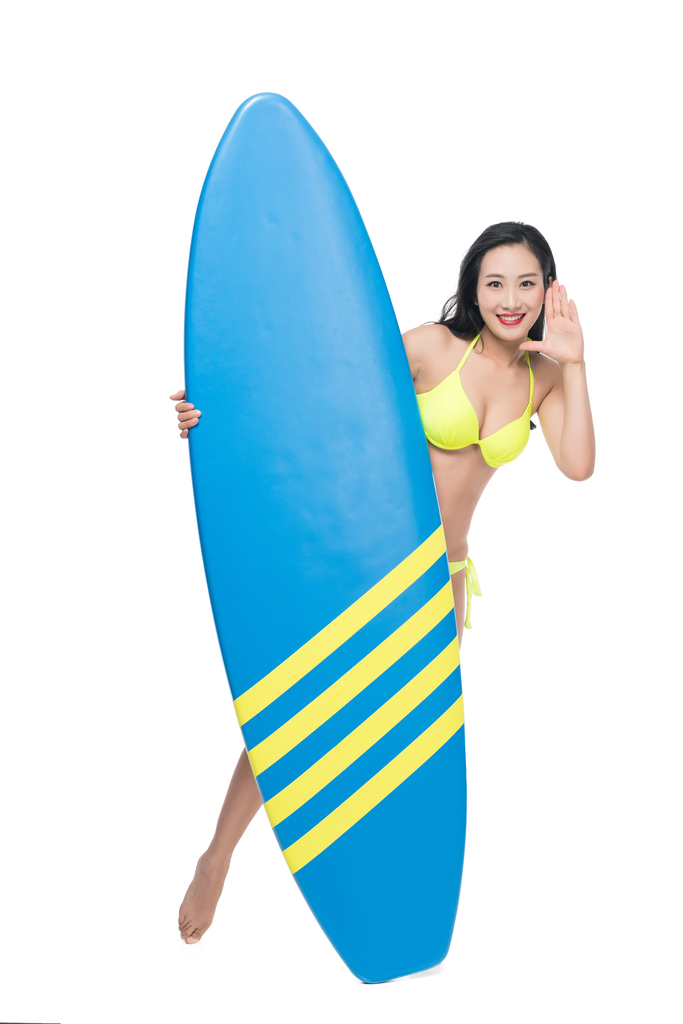 身穿黄色比基尼的年轻女子和冲浪板