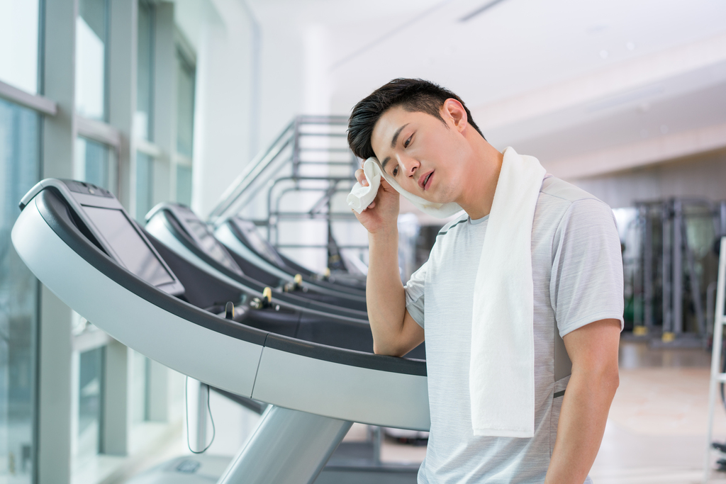 年轻男子在健身房健身图片