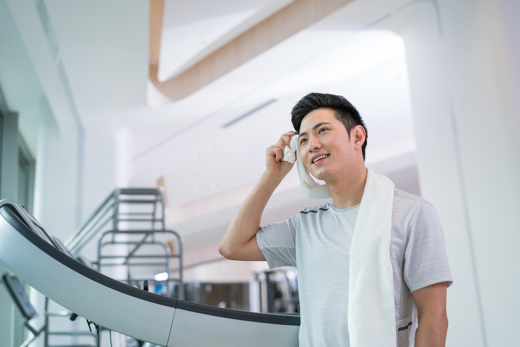 年轻男子在健身房健身图片