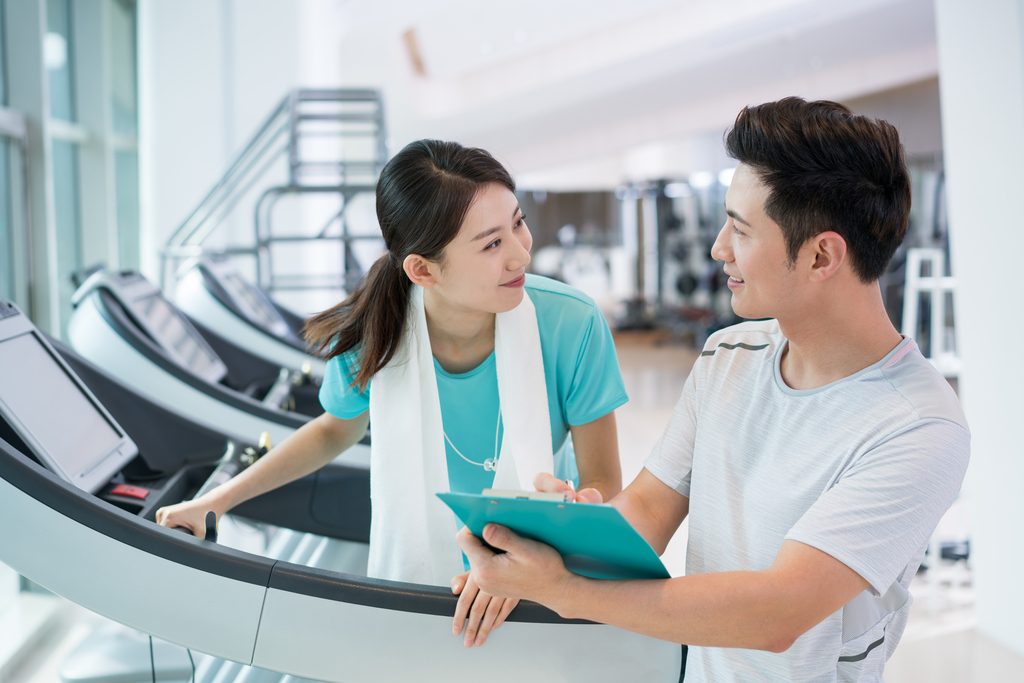 年轻男子和女子在健身房健身图片