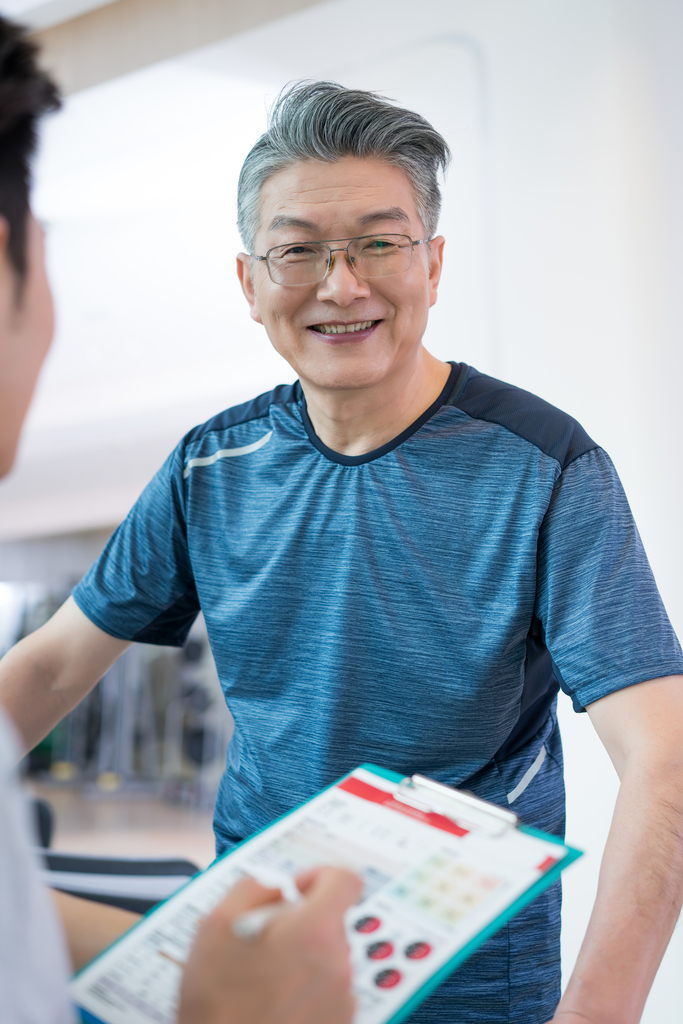 老年男子和年轻男子在健身房健身图片