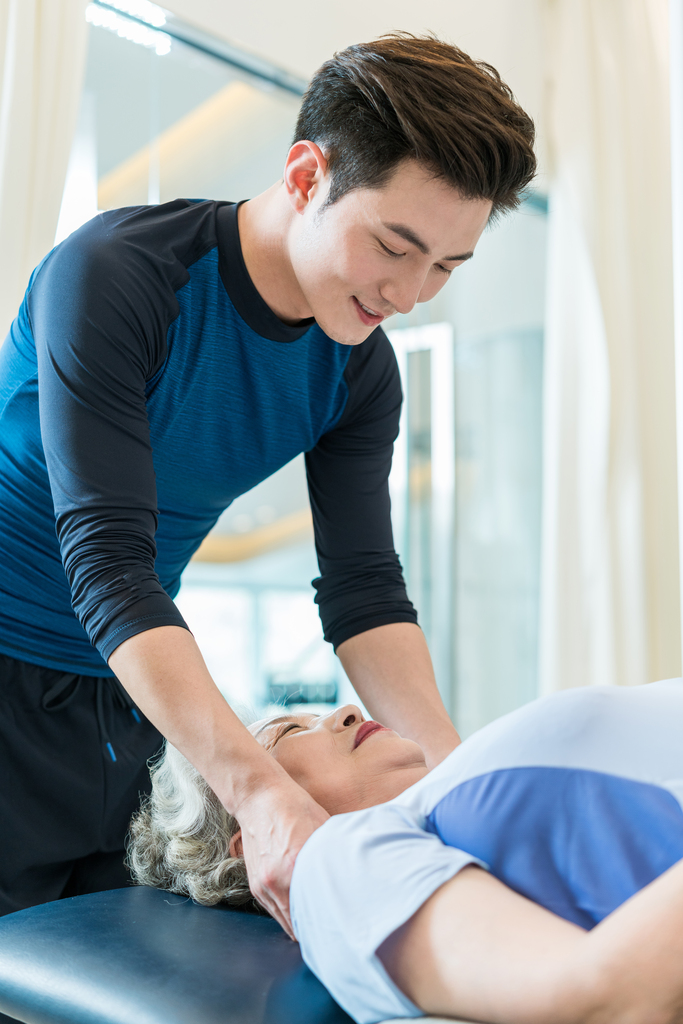 老年女子在私教的指导下健身图片