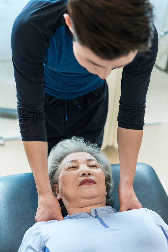 老年女子在私教的指导下健身图片