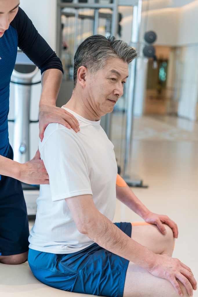 老年男子在私教的指导下健身图片